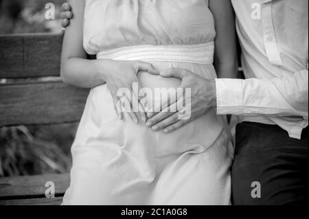 Junge schwangere Paar erwartet ein Kind - Happy Family Momente in der Natur - Vater und Mutter zusammen Stockfoto