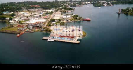 Luftaufnahme zur Bucht von Madang und Stadt, Papua-Neuguinea Stockfoto