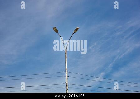 Straßenlaterne mit zwei Lampen. Straßenlampe auf blauem Himmel Hintergrund Stockfoto