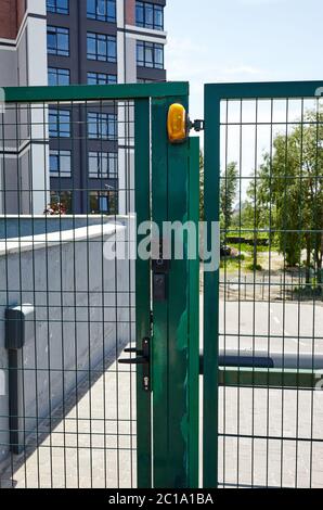 Vordertür des Hofes. Fernbedienung zum Öffnen der Schwingtür durch die Motorautomation ist Home Security System Stockfoto