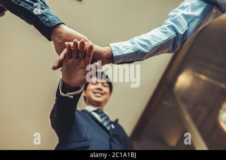 Business Team Arbeit verbinden Hände zusammen. Gruppe Menschen Hände waren Zusammenarbeit, um in Unternehmen zu vertrauen. Stockfoto