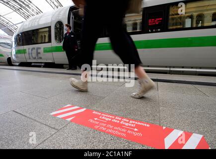 Dresden, Deutschland. Juni 2020. Ein Aufkleber mit der Aufschrift 'Bitte benutzen Sie die gesamte Länge des Zuges!' Kann auf einer Plattform am Dresdner Hauptbahnhof vor einem ANHALTEEIS gesehen werden. Die Deutsche Bahn hat heute Maßnahmen zur Reinigung und Desinfektion in Zügen und Bahnhöfen vorgestellt. Es wird eine neue Art von Verfahren eingesetzt, bei dem Handläufe mit kurzwelligem UV-C-Licht gereinigt und desinfiziert werden. Kredit: Robert Michael/dpa/Alamy Live Nachrichten Stockfoto