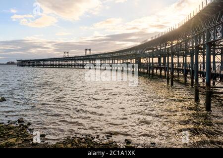 Historischer Rio Tinto Pier bei Sonnenuntergang in Huelva, Andalusien, Südspanien Stockfoto