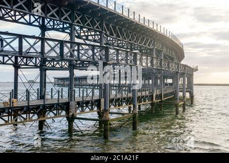 Historischer Rio Tinto Pier bei Sonnenuntergang in Huelva, Andalusien, Südspanien Stockfoto