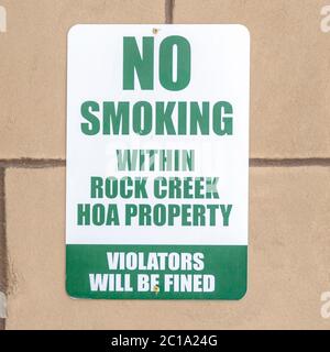 Quadratisches No Smoking Schild an der Außenwand der Wohnung in Rock Creek Utah Stockfoto