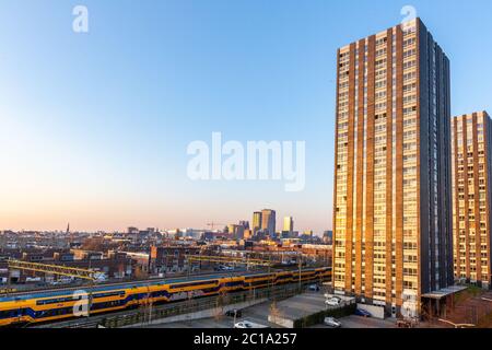 Den Haag in den Niederlanden Skyline mit einem Zug und Tower Gebäude im Vordergrund Stockfoto