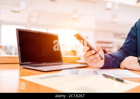 Account Manager mit Handy. Geschäftsmann, der mit modernen Geräten. Stockfoto