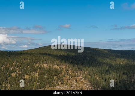 Vozka Hügel mit Felsformation aus Cervena hora Hügel in Jeseniky Berge in Tschechien während schönen Frühlingstag Stockfoto