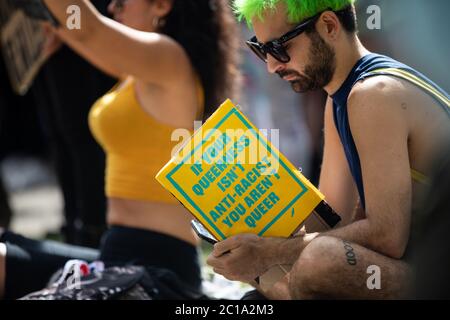 London, Großbritannien. Juni 2020. Eine lokale Kundgebung in Newington Green, London, in Solidarität mit Black Lives Matter. Dies war eine von vielen britischen Protesten und Kundgebungen nach dem Tod von George Floyd, während in der Haft von Polizisten in Minneapolis in den Vereinigten Staaten. Kredit Carol Moir / Alamy News Stockfoto