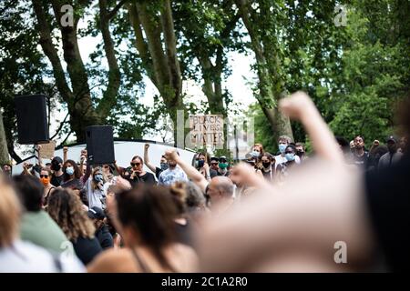London, Großbritannien. Juni 2020. Eine lokale Kundgebung in Newington Green, London, in Solidarität mit Black Lives Matter. Dies war eine von vielen britischen Protesten und Kundgebungen nach dem Tod von George Floyd, während in der Haft von Polizisten in Minneapolis in den Vereinigten Staaten. Kredit Carol Moir / Alamy News Stockfoto