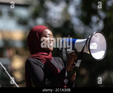 London, Großbritannien. Juni 2020. Eine lokale Kundgebung in Newington Green, London, in Solidarität mit Black Lives Matter. Dies war eine von vielen britischen Protesten und Kundgebungen nach dem Tod von George Floyd, während in der Haft von Polizisten in Minneapolis in den Vereinigten Staaten. Kredit Carol Moir / Alamy News Stockfoto