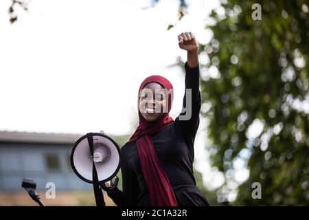 London, Großbritannien. Juni 2020. Eine lokale Kundgebung in Newington Green, London, in Solidarität mit Black Lives Matter. Dies war eine von vielen britischen Protesten und Kundgebungen nach dem Tod von George Floyd, während in der Haft von Polizisten in Minneapolis in den Vereinigten Staaten. Kredit Carol Moir / Alamy News Stockfoto