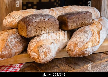 Hausgemachte Roggen- und Weizenbrote Stockfoto