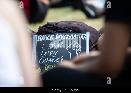 London, Großbritannien. Juni 2020. Eine lokale Kundgebung in Newington Green, London, in Solidarität mit Black Lives Matter. Dies war eine von vielen britischen Protesten und Kundgebungen nach dem Tod von George Floyd, während in der Haft von Polizisten in Minneapolis in den Vereinigten Staaten. Kredit Carol Moir / Alamy News Stockfoto