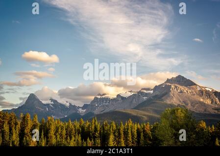 Mount Outram und Survey Peak bei Sonnenuntergang, Blick vom Icefields Parkway im Banff National Park, Alberta, Rocky Mountains, Kanada Stockfoto