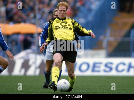 Gelsenkirchen, Deutschland. Mai 2020. Fuvuball, firo: 27.02.1993 Fuvuball, Bundesliga, 1992/1993, 92/93 Rvºckrunde, 24. Spieltag, Archivbilder, Archivfoto FC Schalke 04 - Borussia Dortmund 0: 0 Matthias Sammer, Einzelaktion Quelle: dpa/Alamy Live News Stockfoto