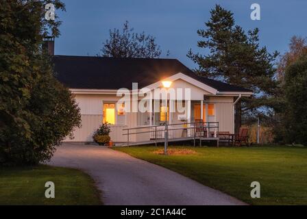 Typisches finnisches Landhaus in der Nacht. Stockfoto