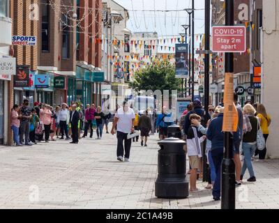 Worthing, Sussex, Großbritannien; 15. Juni 2020; Schlange von Menschen, die auf Sport warten zum ersten Mal seit der Pandemie-Lockdown-Zeit von Covid-19 direkt auf Open Stockfoto