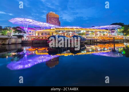 Nachtaufnahme des Clarke Quay während dieser Pandemie von Covid-19 sind die ganze Nacht Unterhaltung und das Restaurant bis auf den Moment geschlossen. Singapur Stockfoto