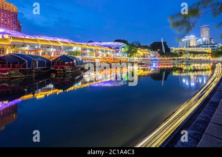 Nachtaufnahme des Clarke Quay während dieser Pandemie von Covid-19 sind die ganze Nacht Unterhaltung und das Restaurant bis auf den Moment geschlossen. Singapur Stockfoto