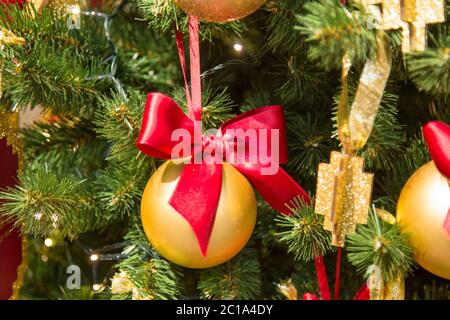 Weihnachten Dekorationen auf die Zweige der Tanne Stockfoto