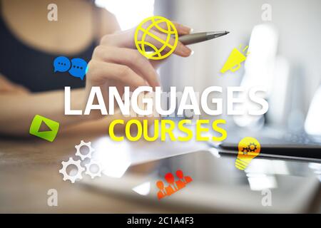 Sprachkurse, Online-Lernen, Englischunterricht, E-Learning-Konzept auf virtuellem Bildschirm Stockfoto