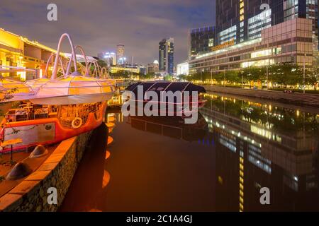 Nachtaufnahme des Clarke Quay während dieser Pandemie von Covid-19 sind die ganze Nacht Unterhaltung und das Restaurant bis auf den Moment geschlossen. Singapur Stockfoto