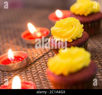 Reihen von leckeren Cupcakes. Mit Reihen von Kerzenlicht, dekoriert für Weihnachten und andere Fest-Feier Stockfoto