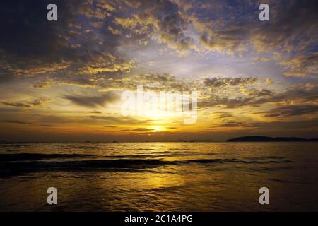 Schöne bunte dramatische Meer Sonnenuntergang Stockfoto