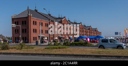 Besucher im historischen Yokohama Red Brick Warehouse Gebäude, Japan. Stockfoto