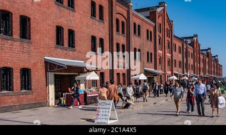 Besucher im historischen Yokohama Red Brick Warehouse Gebäude, Japan. Stockfoto