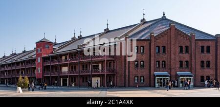 Besucher im historischen Yokohama Red Brick Warehouse Gebäude, Japan. Stockfoto