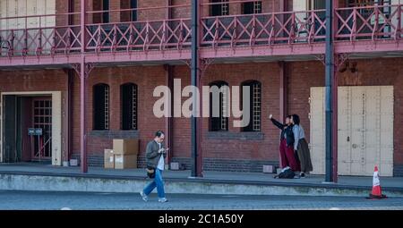 Besucher im historischen Yokohama Red Brick Warehouse Gebäude, Japan. Stockfoto