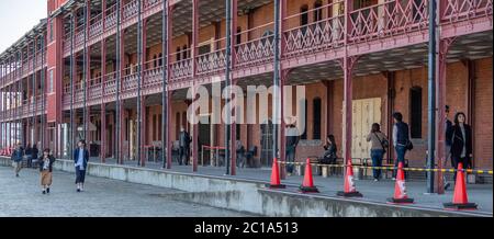 Besucher im historischen Yokohama Red Brick Warehouse Gebäude, Japan. Stockfoto