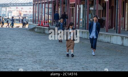 Besucher im historischen Yokohama Red Brick Warehouse Gebäude, Japan. Stockfoto