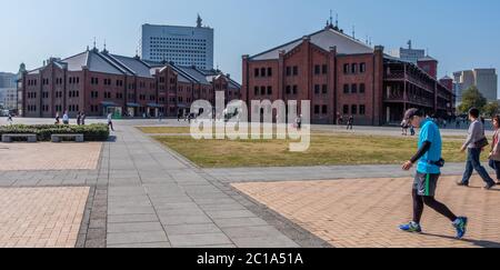 Besucher im historischen Yokohama Red Brick Warehouse Gebäude, Japan. Stockfoto