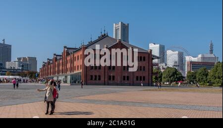 Besucher im historischen Yokohama Red Brick Warehouse Gebäude, Japan. Stockfoto