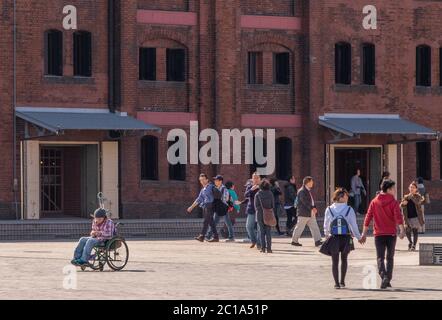 Besucher im historischen Yokohama Red Brick Warehouse Gebäude, Japan. Stockfoto