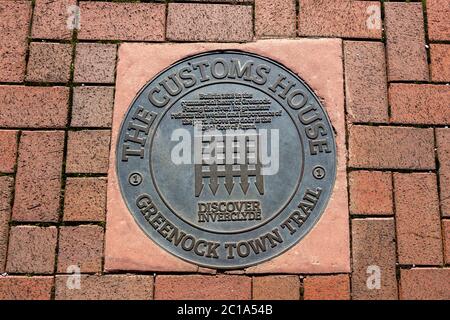 Greenock Town Trail Der Customs House Metal Pavement Marker An Der Waterfront In Greenock Schottland Stockfoto