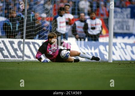 Gelsenkirchen, Deutschland. Mai 2020. Fuvuball, firo: 27.02.1993 Fuvuball, Bundesliga, 1992/1993, 92/93 Rvºckrunde, 24. Spieltag, Archivbilder, Archivfoto FC Schalke 04 - Borussia Dortmund 0: 0 Stefan Klos, ganze Figur, am Boden Quelle: dpa/Alamy Live News Stockfoto