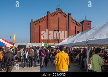 Menschenmenge an den Yokohama Red Brick Lagerhallen, Imbissständen, Japan Stockfoto