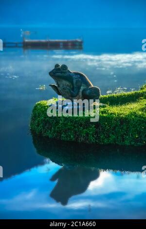 Frosch Skulptur am Ufer eines Sees in Bali. Stockfoto