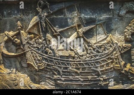 Segelschiff geschnitzt an der Wand im Tempel Borobudur Stockfoto