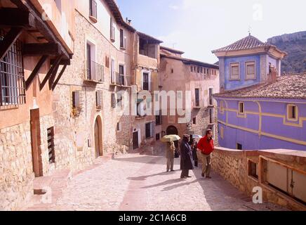 Menschen, die das Dorf besuchen. Albarracin, Teruel Provinz, Aragon, Spanien. Stockfoto