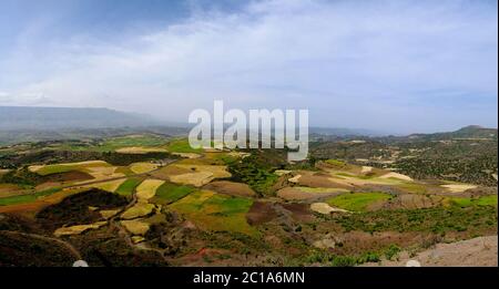 Antenne Panorama der Semien Berge und Tal mit Feldern von Teff um Lalibela, Äthiopien Stockfoto