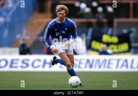 Gelsenkirchen, Deutschland. Mai 2020. Fuvuball, firo: 27.02.1993 Fuvuball, Bundesliga, 1992/1993, 92/93 Rvºckrunde, 24. Spieltag, Archivbilder, Archivfoto FC Schalke 04 - Borussia Dortmund 0: 0 Ingo Anderbrvºgge, Einzelaktion Quelle: dpa/Alamy Live News Stockfoto