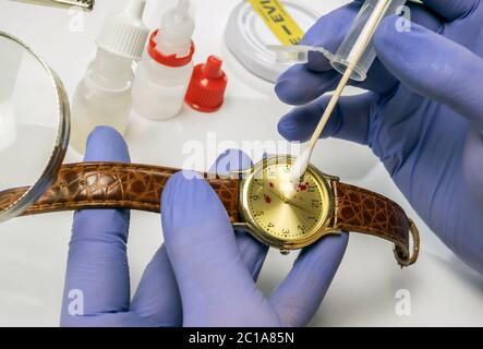 Polizei Wissenschaftler in der Kriminalistische Lab arbeiten, Opfer clock Analyse für Mord, konzeptionelle Bild Stockfoto