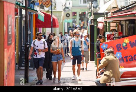 Brighton UK 15. Juni 2020 - Shopper schlendern durch Kensington Gardens im trendigen North Laine Viertel von Brighton, da nicht unbedingt notwendige Geschäfte heute in England wieder eröffnet werden, nachdem die Sperrbeschränkungen während der Coronavirus COVID-19 Pandemiekrise weiter gelockert wurden : Credit Simon Dack / Alamy Live News Stockfoto