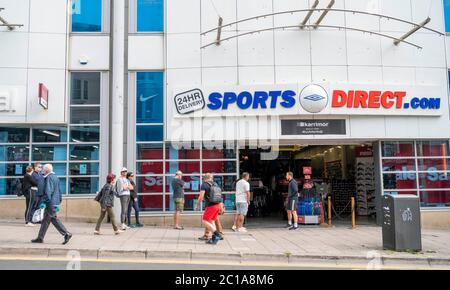 Brighton UK 15. Juni 2020 - Käufer in Kraft bei Sports Direct in Brighton als nicht wesentliche Geschäfte wieder in England heute nach der Sperre Beschränkungen werden weiter während der Coronavirus COVID-19 Pandemie Krise gelockert : Credit Simon Dack / Alamy Live News Stockfoto