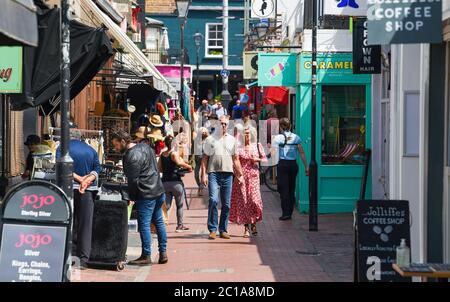 Brighton UK 15. Juni 2020 - Shopper schlendern durch Kensington Gardens im trendigen North Laine Viertel von Brighton, da nicht unbedingt notwendige Geschäfte heute in England wieder eröffnet werden, nachdem die Sperrbeschränkungen während der Coronavirus COVID-19 Pandemiekrise weiter gelockert wurden : Credit Simon Dack / Alamy Live News Stockfoto